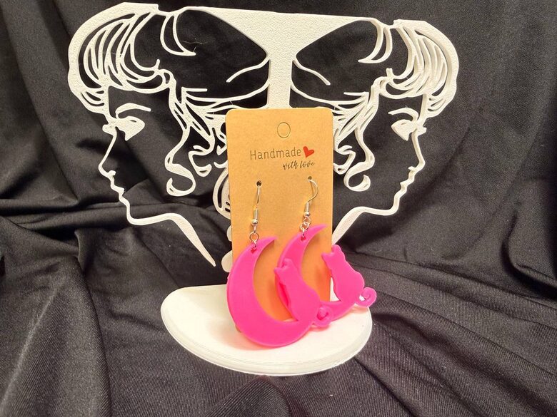 Rozā kaķis uz mēness