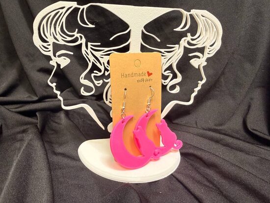 Rozā kaķis uz mēness